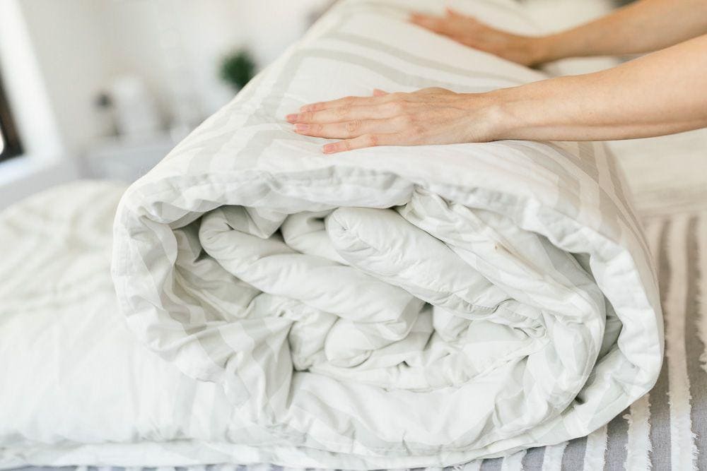 Можно ли стирать матрас. Одеяло Yorgan Blanket. Одеяло в стиральной машине. Стирка пледов и одеял. Стирка одеяла.